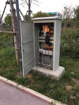 危險(xiǎn)！鄧州某小公園配電柜門敞開(kāi) 市民安全誰(shuí)來(lái)管？